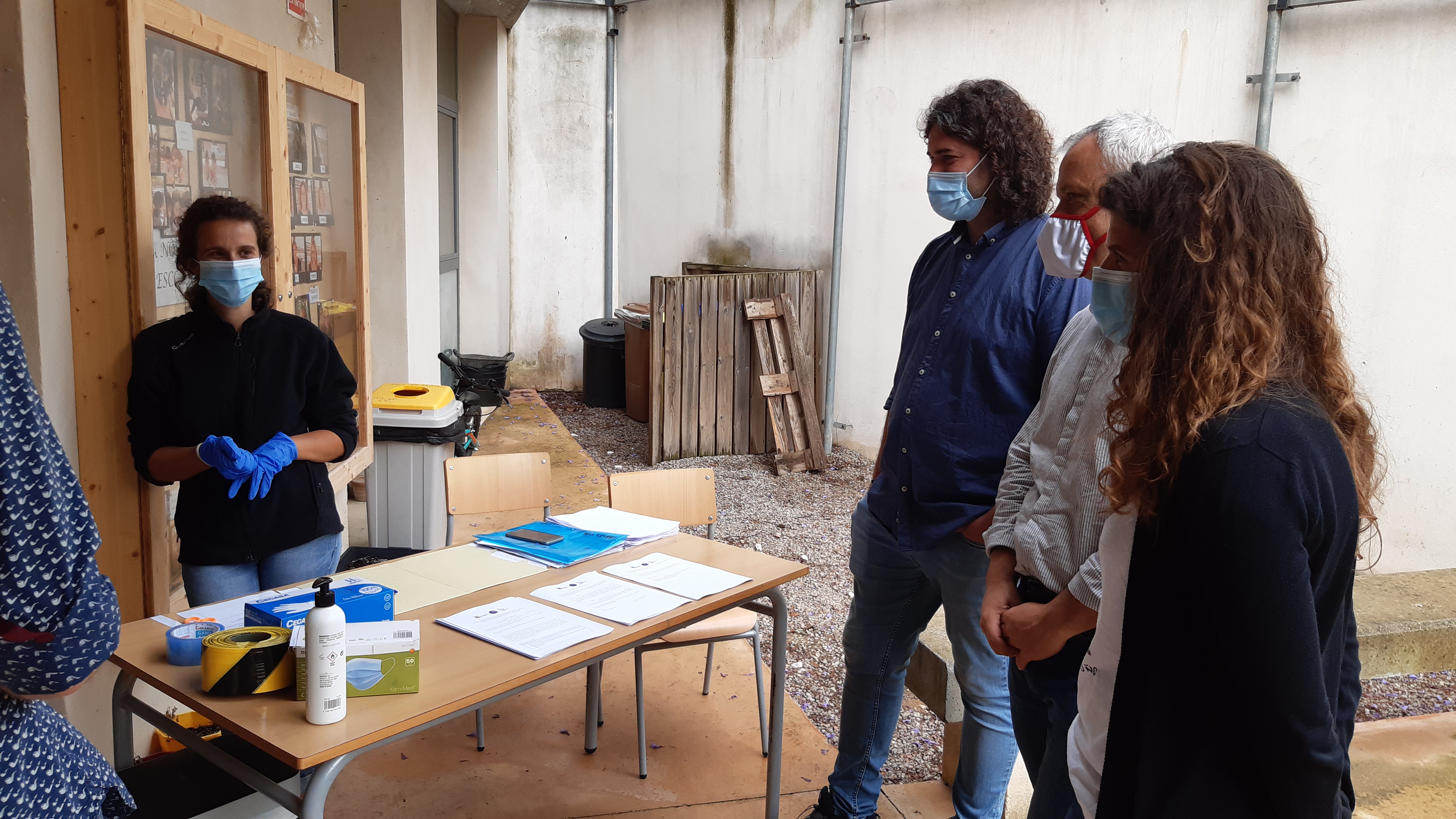 La batlessa d'Esporles, Maria Ramon, el conseller Jaume Alzamora i el regidor Joan Ferrà a l'Escola de juny del municipi.