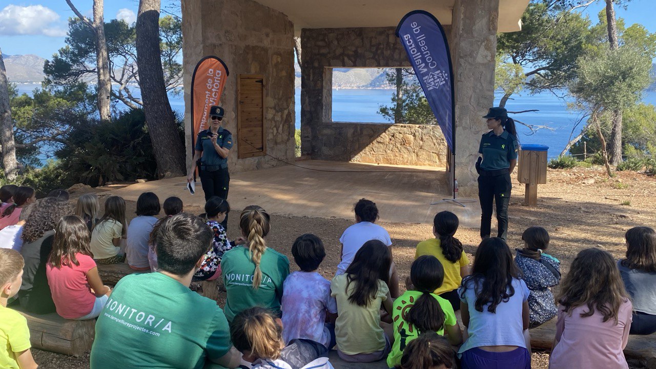 Charlas de la Guardia Civil en los campamentos de verano en la Victòria del Consell de Mallorca.