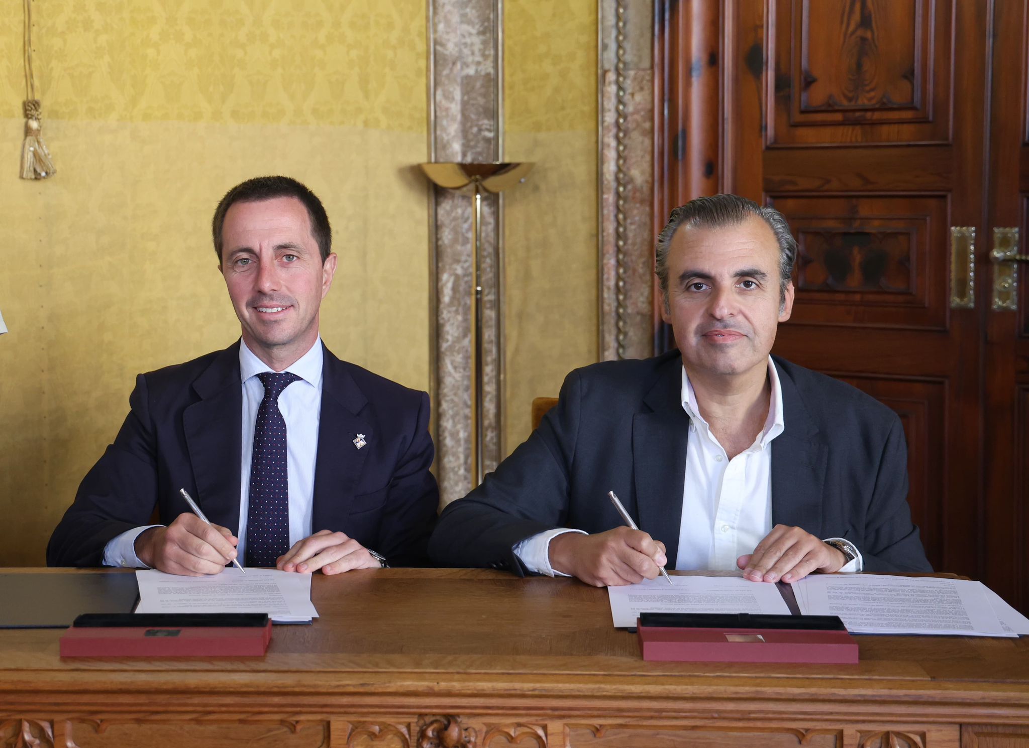 El president del Consell de Mallorca, Llorenç Galmés, i el conseller d’Educació i Universitats del Govern de les Illes Balears, Antoni Vera, signen el conveni.