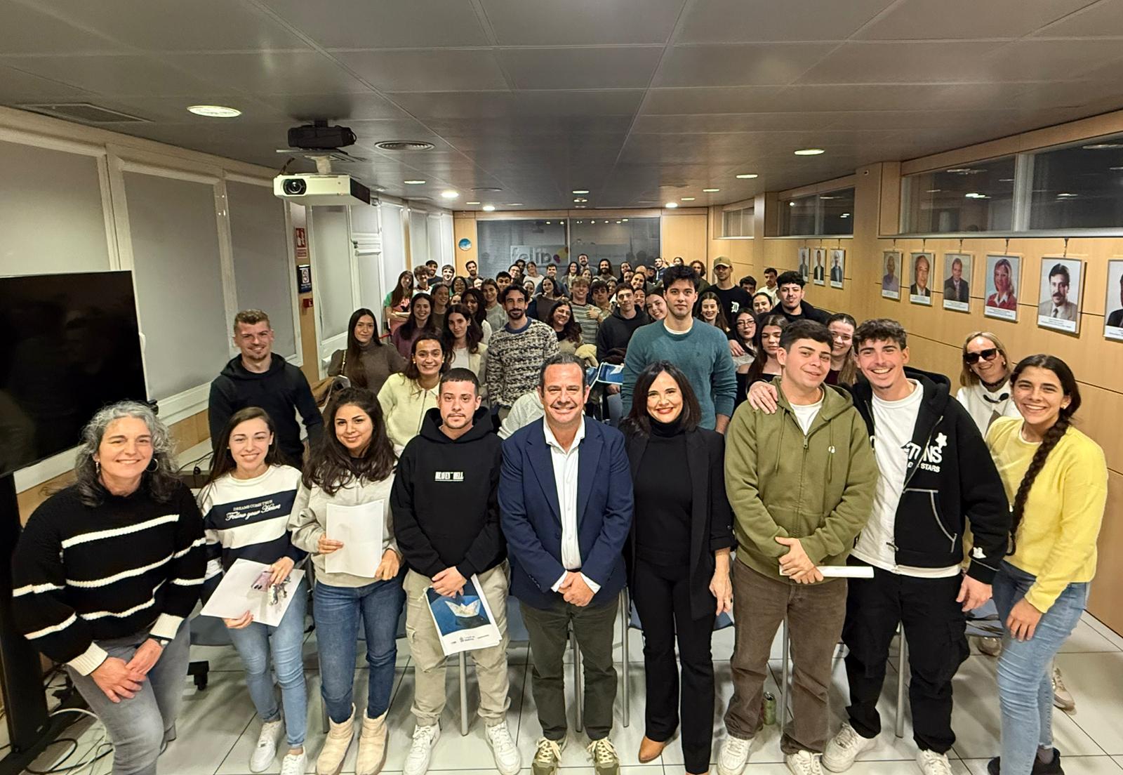 Els participants del programa «Joves a la neu» es reuneixen amb el conseller de Presidència, Toni Fuster.