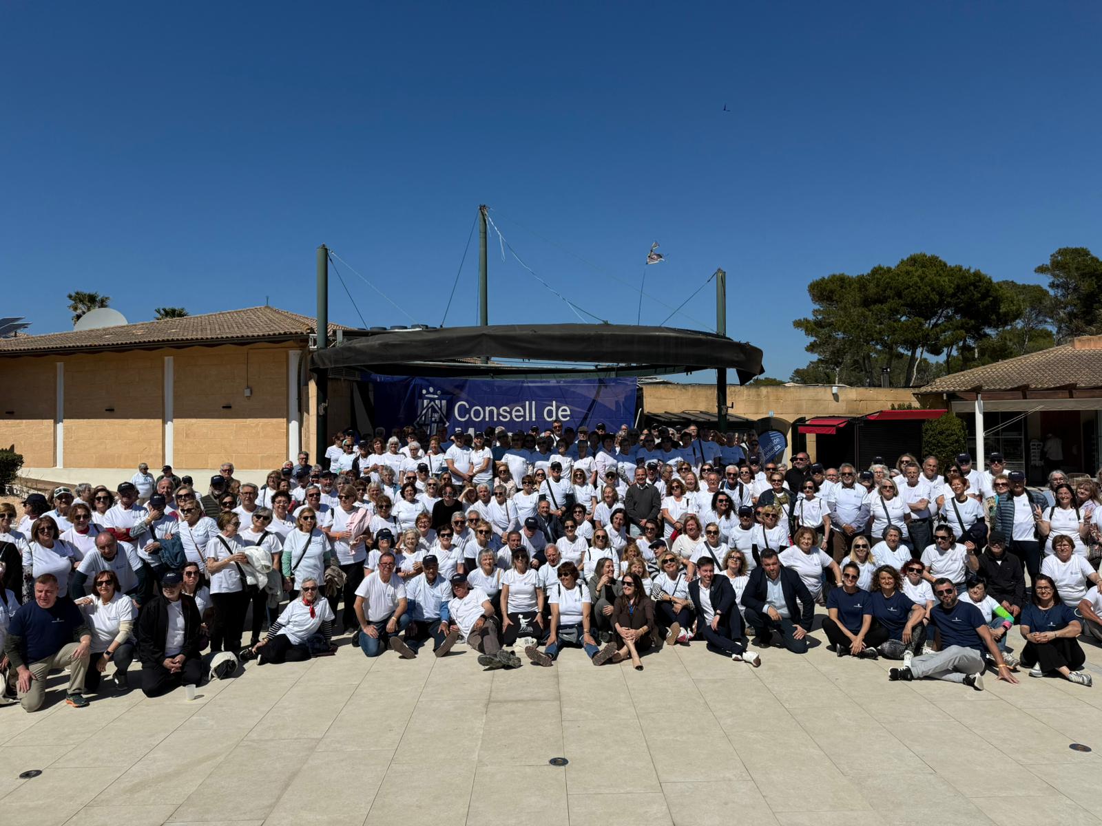Foto de grup dels participants de l’edició anterior de les «Estades per a la Gent Gran» del Consell de Mallorca.