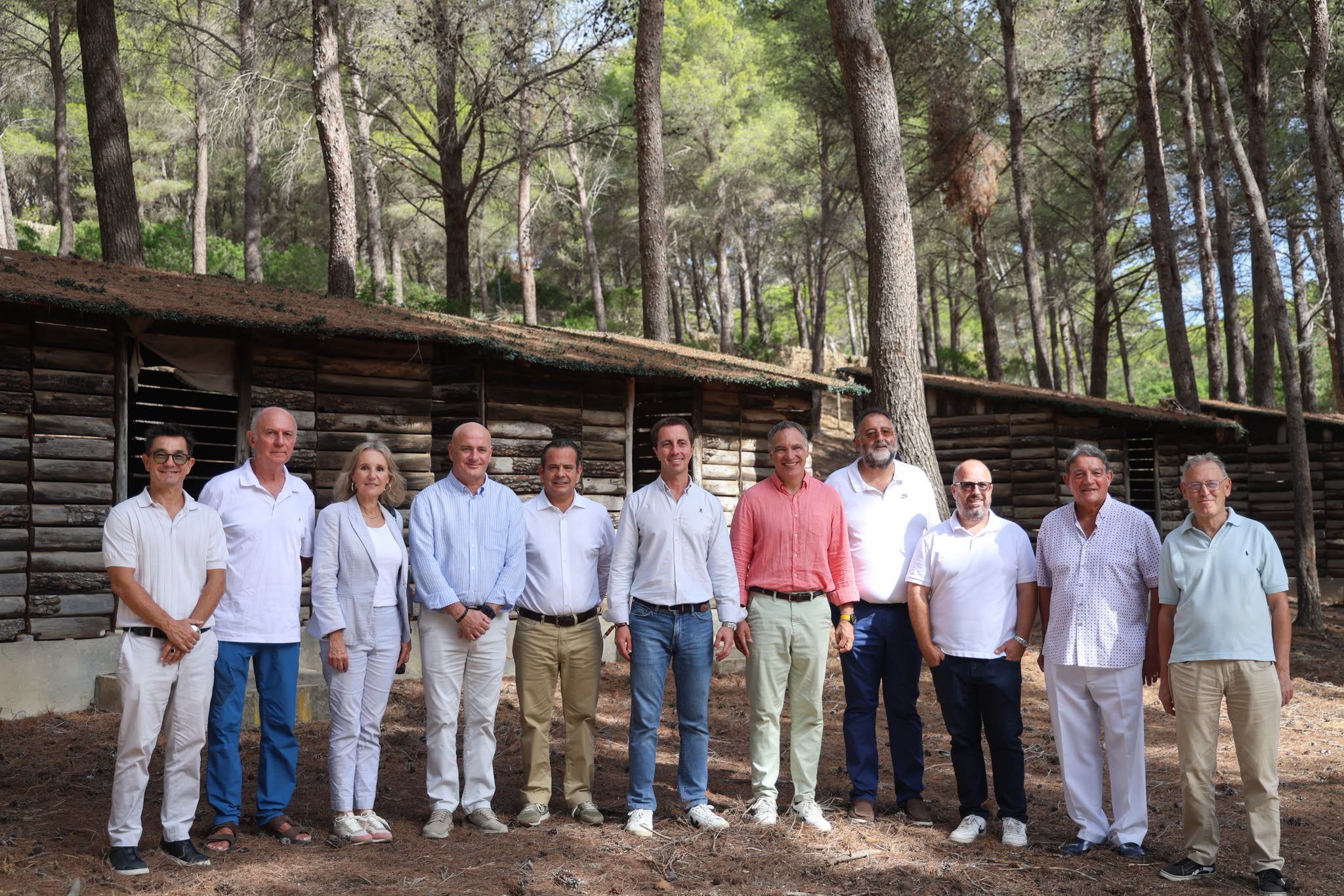 Firma del nuevo convenio del campamento juvenil de Cala Murta.