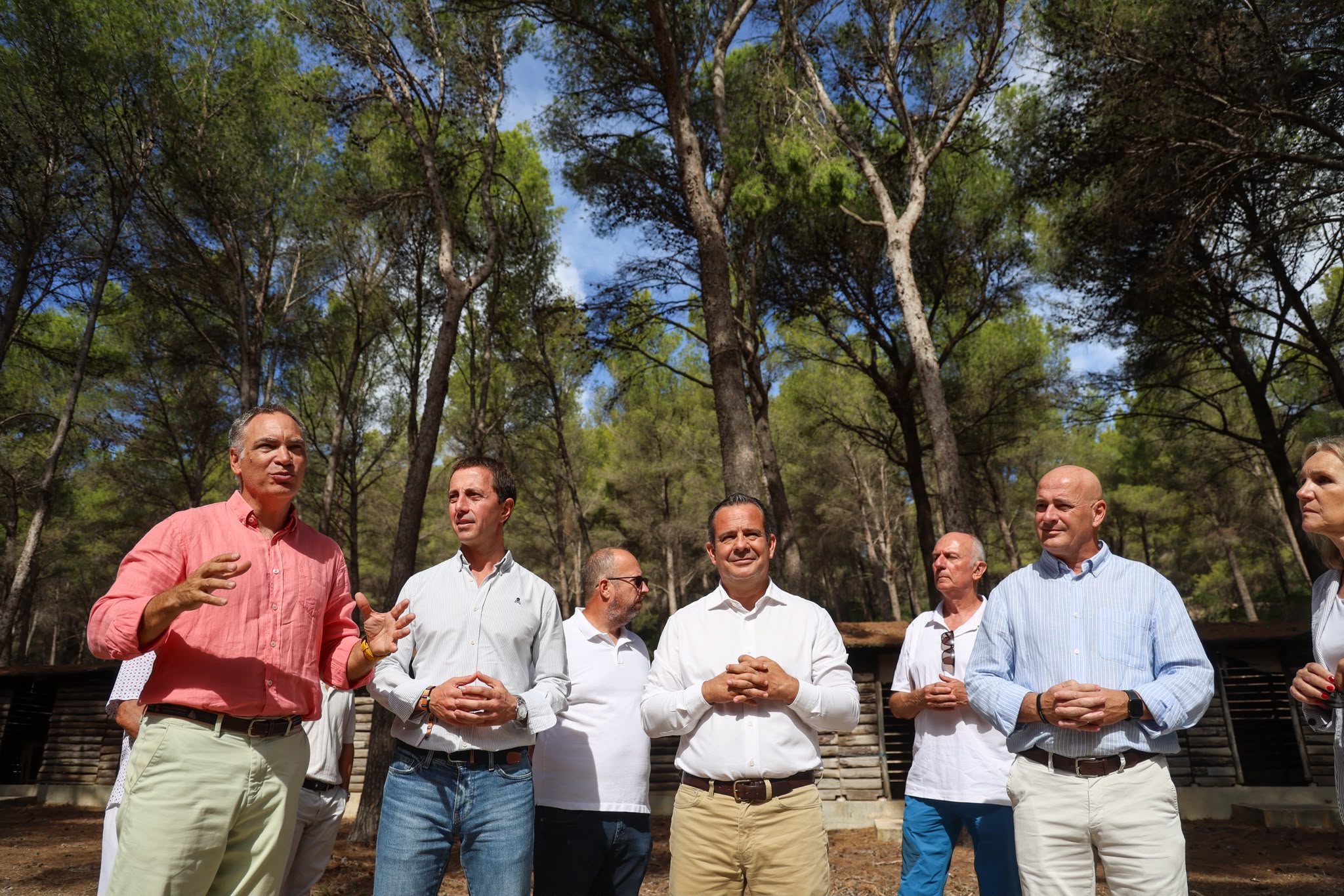 Firma del nuevo convenio del campamento juvenil de Cala Murta.
