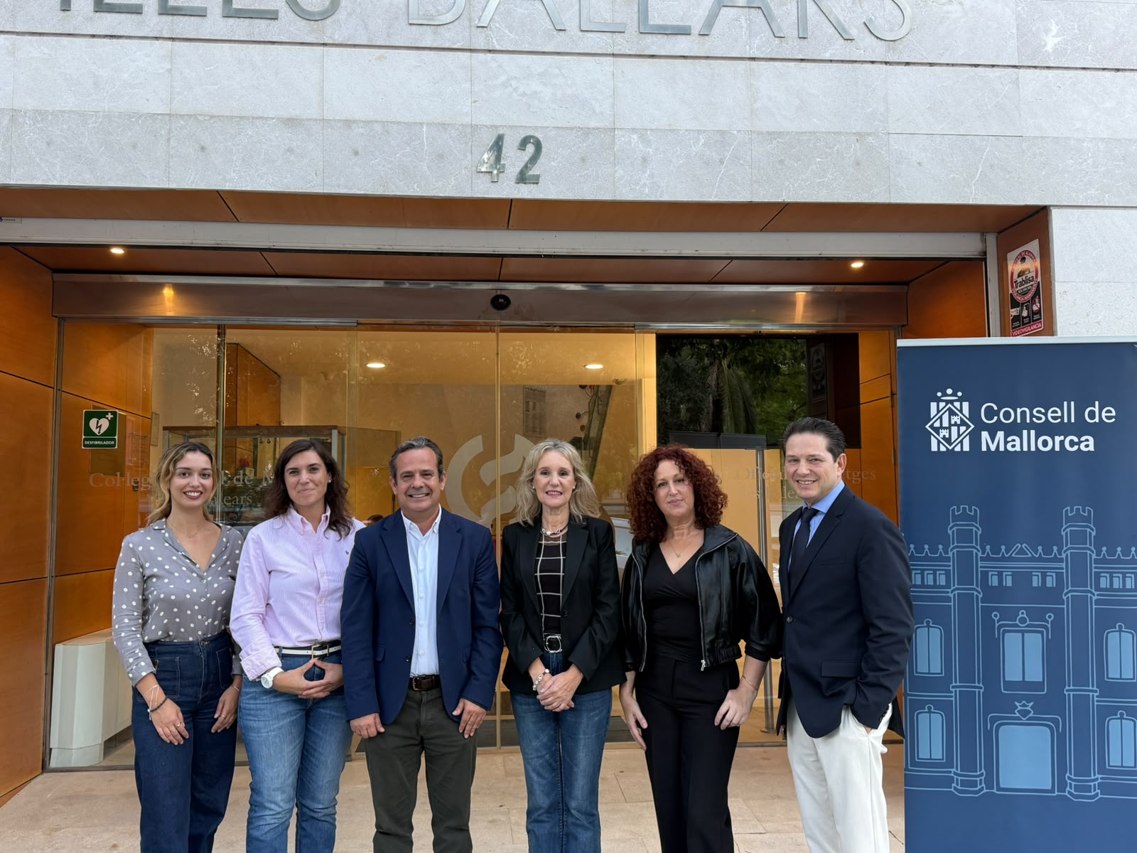 El consejero de Presidencia con los ponentes del ciclo <em>Endinsa’t en les teves emocions</em>.
