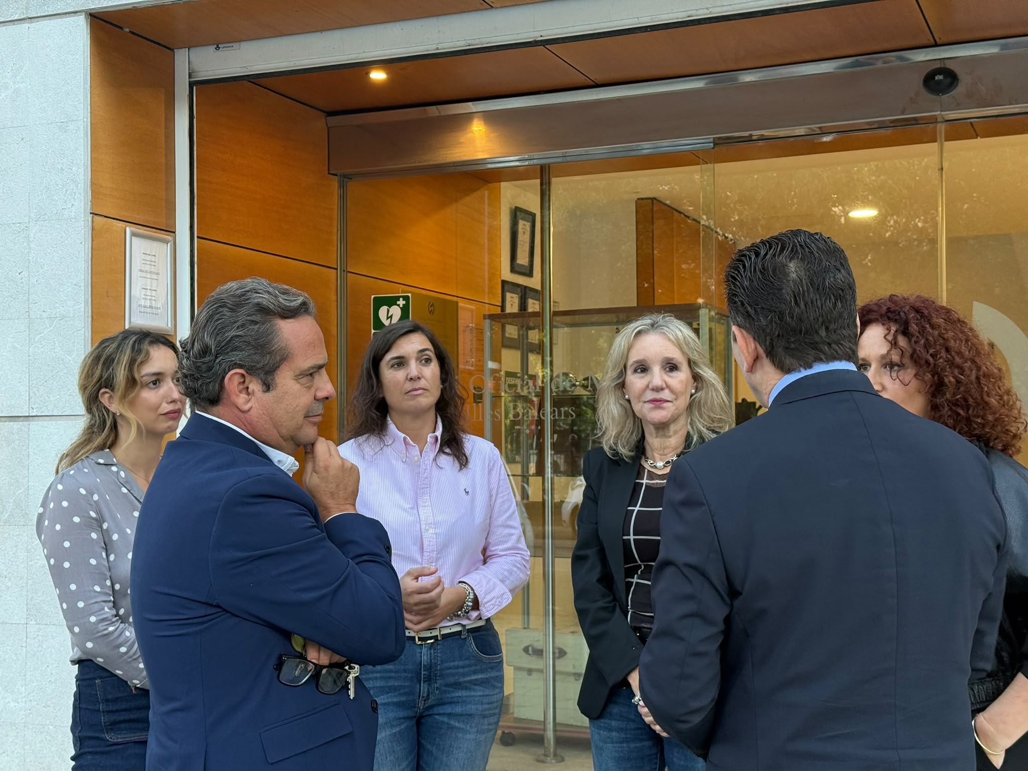 El consejero de Presidencia con los ponentes del ciclo <em>Endinsa’t en les teves emocions</em>.