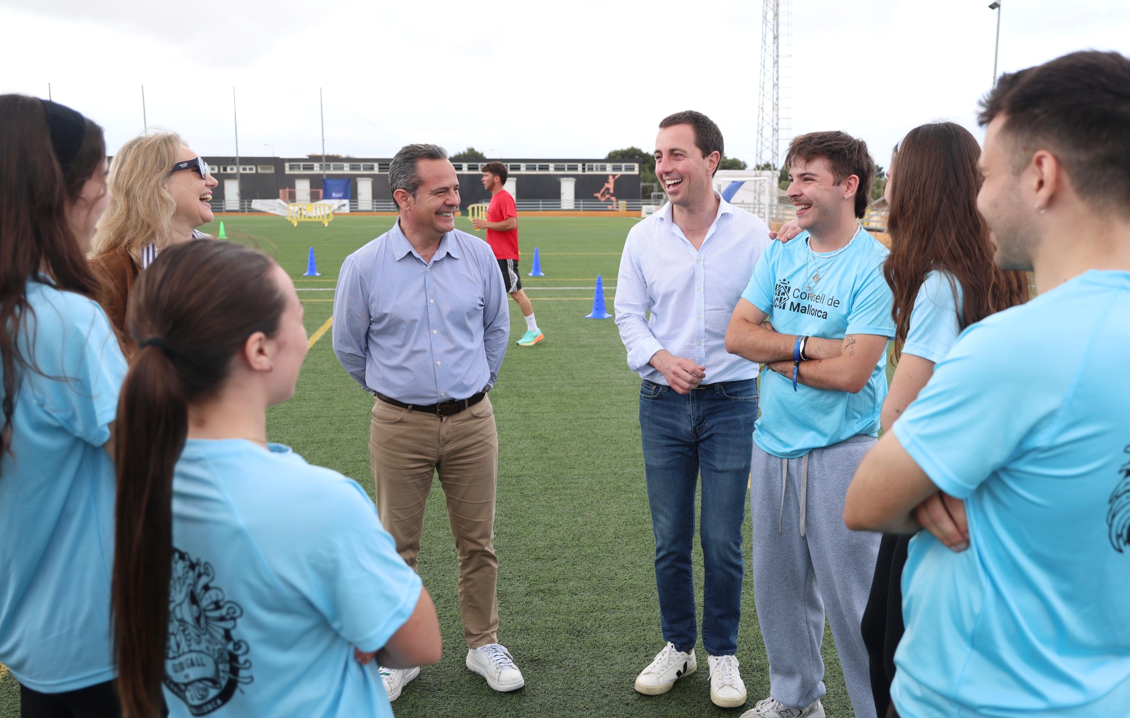 El president del Consell de Mallorca, el conseller de Presidència i la directora insular de Joventut i Participació, en una de les activitats per a joves del Consell de Mallorca.