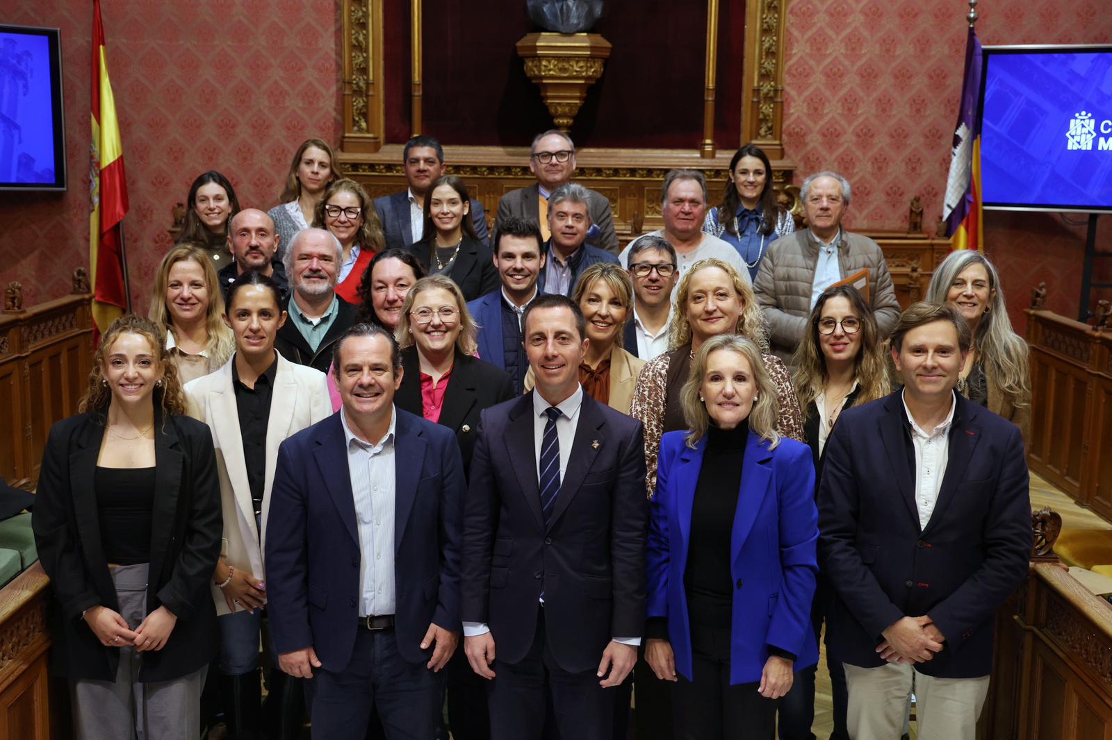 Foto de archivo del presidente del Consell de Mallorca y del conseller de Presidencia junto a alcaldes y concejales responsables del área de Juventud.