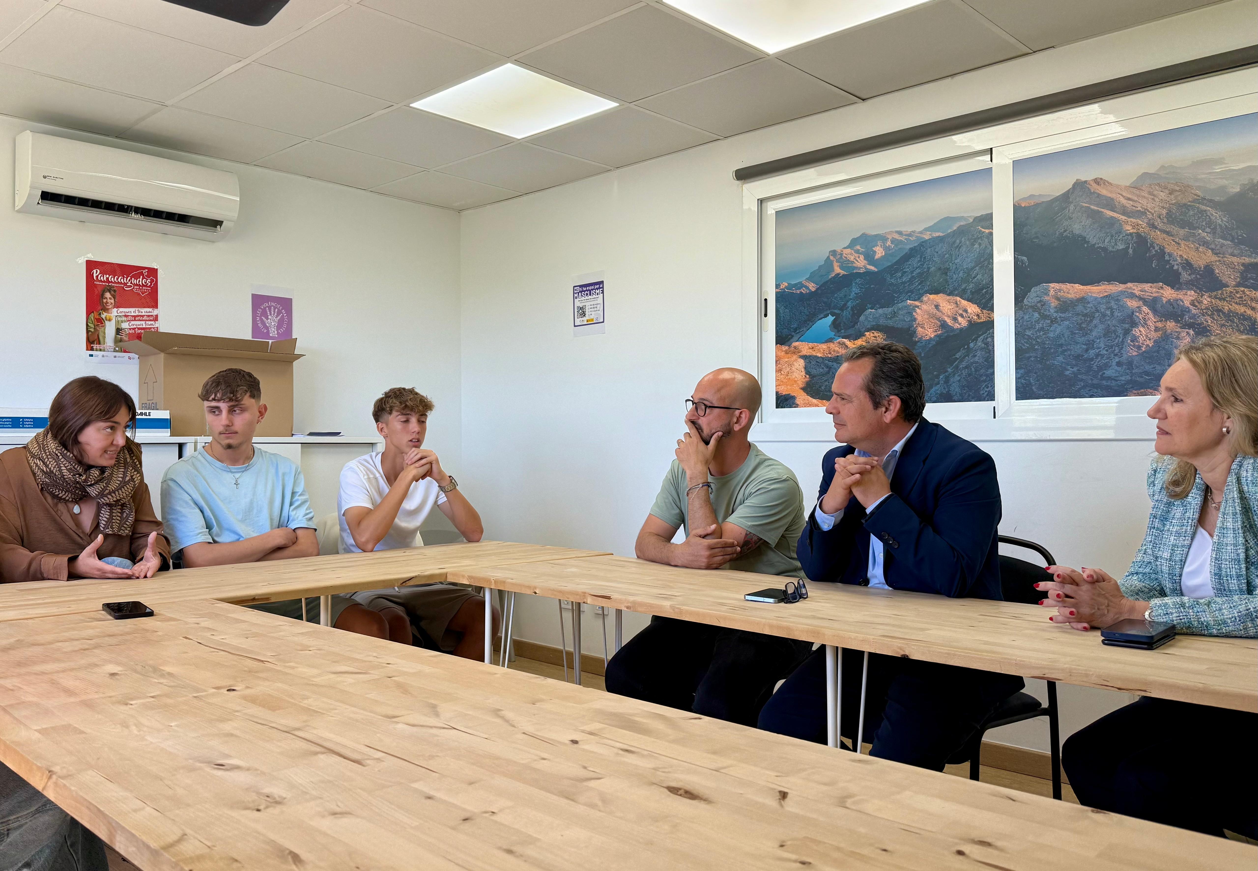 El conseller conoce de primera mano las impresiones de los jóvenes que participaron en el programa Flip Up durante el curso 2025-2026.